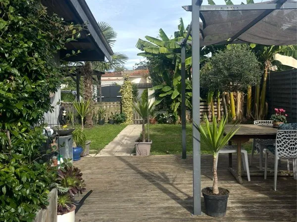 Charmante maison atypique avec jardin et carport 