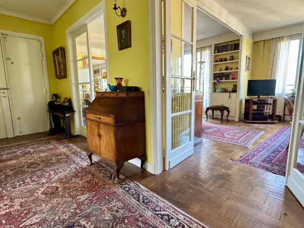 Vends en "Immo.Interactif" 75016 Paris appartement 5 pièces chambre de service Box à rénover 