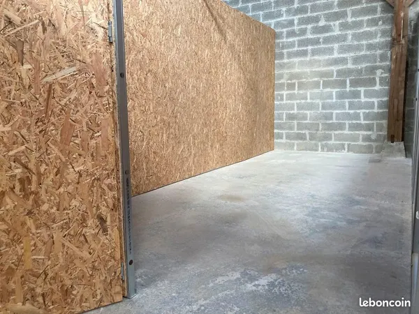 Location de Box / garde meubles 15 m² - 45 m³ sécurisé à Saint-Denis-de-Pile (garage fermé) 