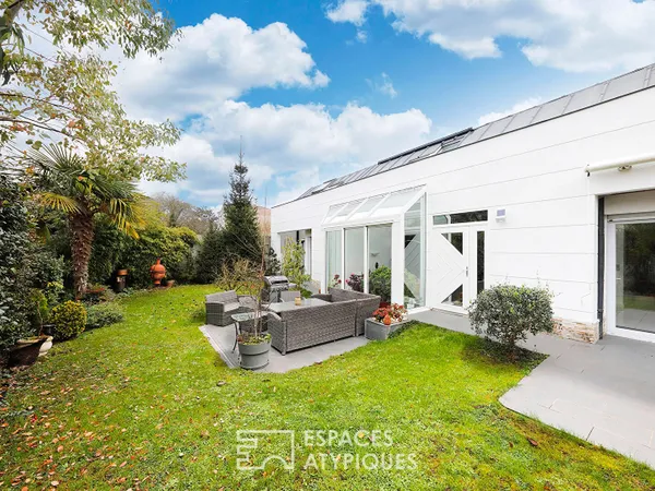 Maison d'architecte et son jardin paysager en centre ville 