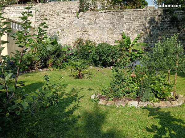 Maison 96m², au pied des remparts, terrain 800m², terrasse, 3 places parking 