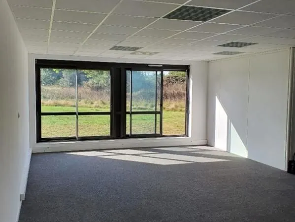 Local bureaux 77 m² 