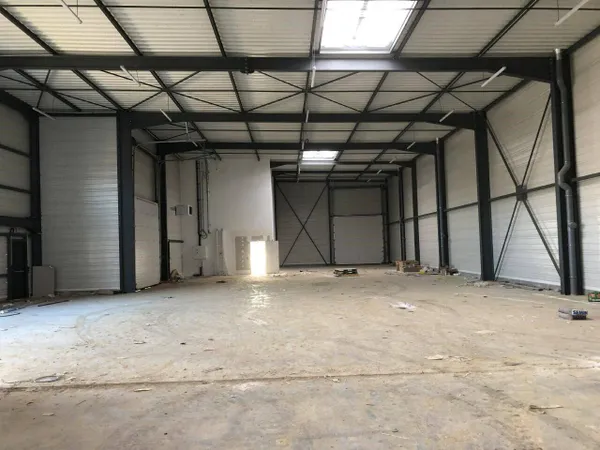 Local d'activité 889 m² 