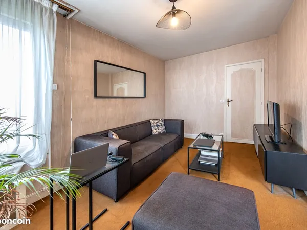 Grand 4 pièces 93 m², 7e avec ascenseur, 2 parkings (sécurisé), gardien, 2 métros + RER 