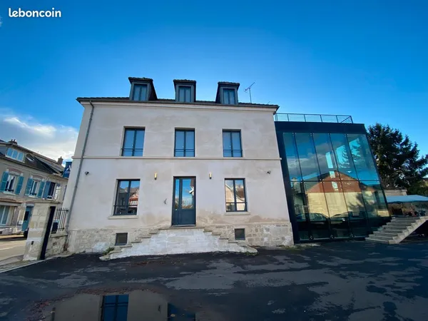 Bâtiment indépendant 301 m² - Mur verrier - 8 parkings - Centre L'Isle-Adam 