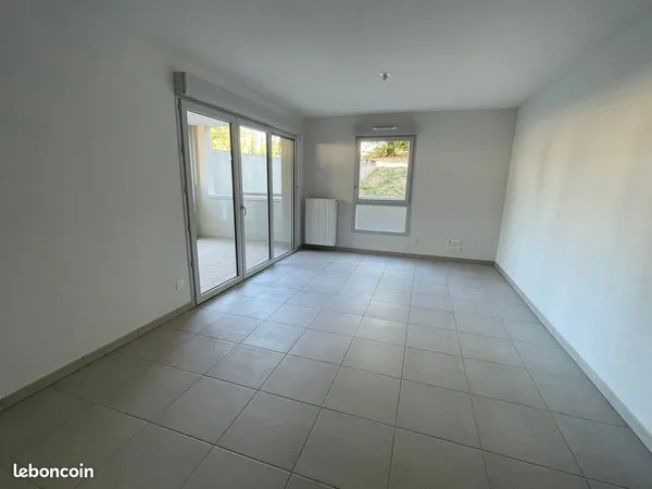Joli T2 rénové de 45,32m², dans résidence standing + loggia + place stationnement privative - 
