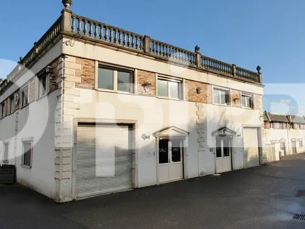 Local d'activité 220 m² 