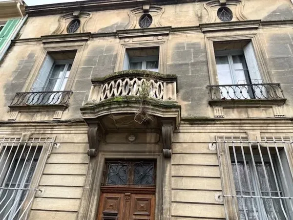Maison bourgeoise avec cour et garage 