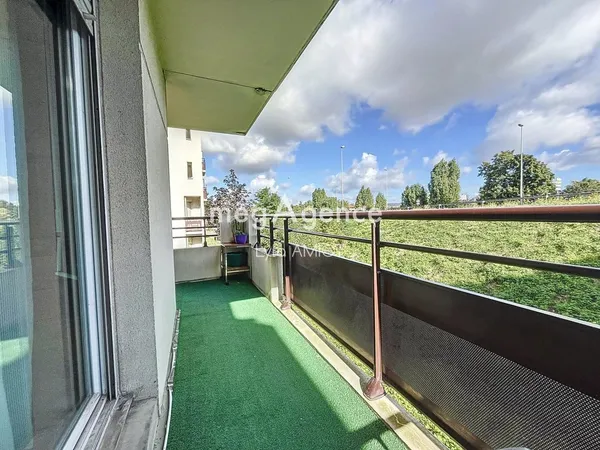 STUDIO AVEC BALCON A 14 MN A PIED DE LA GARE 