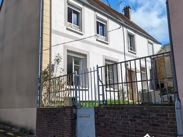 ENSEMBLE IMMOBILIER AVEC BOUTIQUE EN CENTRE-VILLE 
