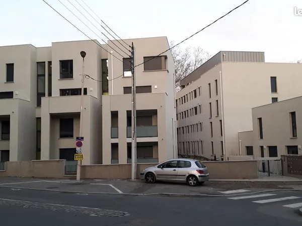Garage box fermé dans une résidence sécurisée 