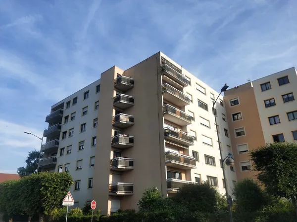 APPARTEMENT DE CINQ PIECES DANS RESIDENCE PROCHE GARE DE MEL 