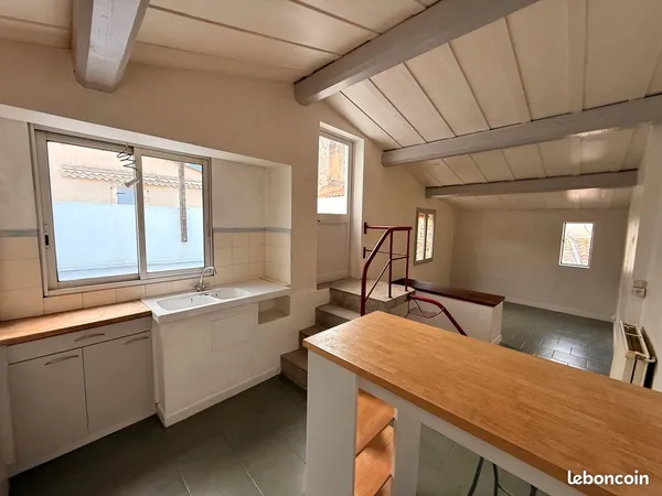 Coeur de Nîmes, r du Gd Couvent, 56m2 + belle terrasse, 2 chambres, 2ème étage, calme, sur rue 