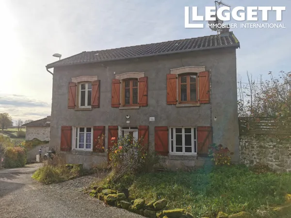 Maison en pierre à la campagne 