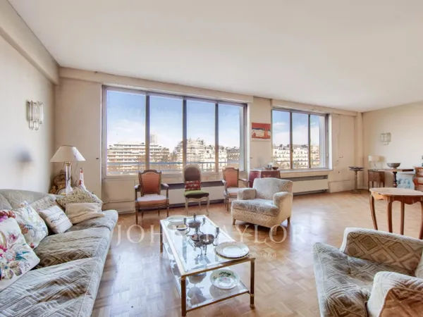 Avenue Foch - Bel appartement en étage élevé à rénover 