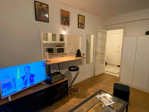 Studio idéalement placé avec balcon et cave 
