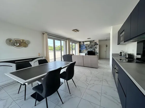 Appartement T3 de 97 m2 environ moderne vendu meublé au 6 eme et dernier étage avec une vue 