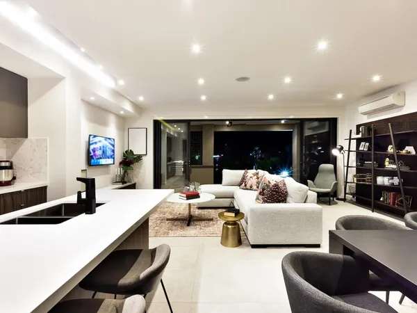 Spacieux 4 PIÈCES de 79 m² avec BALCON et DOUBLE PARKING - À 7 min de la gare de 