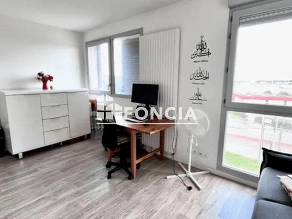 INVESTISSEURS STUDIO VENDU LOUE - A 10MN DE LA GARE DE POISSY - 4ème ETAGE - PARKING 