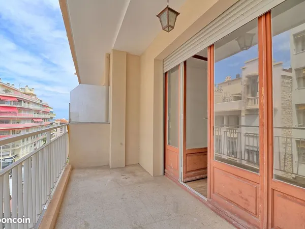 Antibes Vauban-Type 3 traversant - 67 m² - Rénové - Étage élevé - 2 balcons 