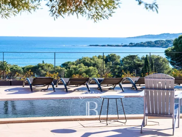 SAINTE-MAXIME - VILLA CALIFORNIENNE - VUE MER DEGAGEE - 