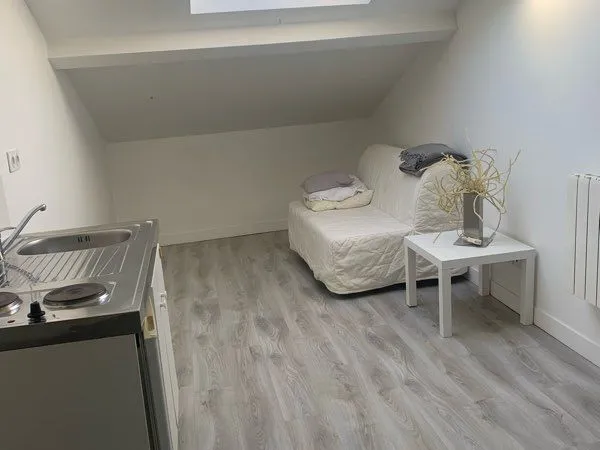 Beau studio meublé Métro Saxe Gambetta 