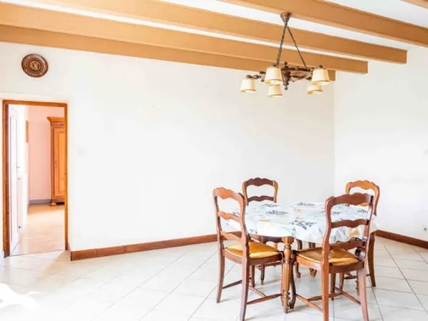 Maison en pierre de 6 pièces principales 