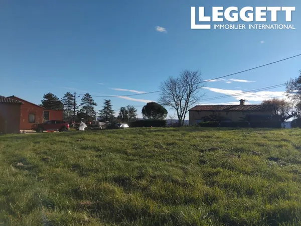 Terrain de 2024 m2 en partie constructible sur les hauteurs de Puy l'Evêque, à proximité des 