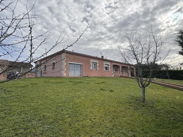 Maison de plain-pied avec terrain de 1 250 m2 et double gara 
