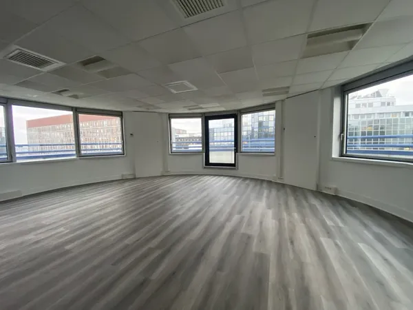Bureaux - A LOUER - 3 667 m² divisibles à partir de 200 m² 