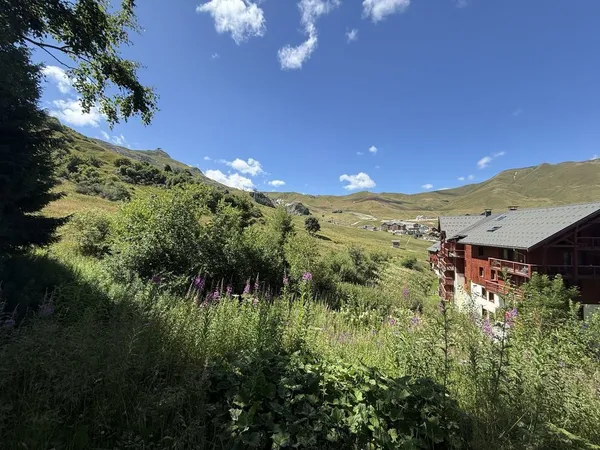 Terrain constructible face aux pistes 