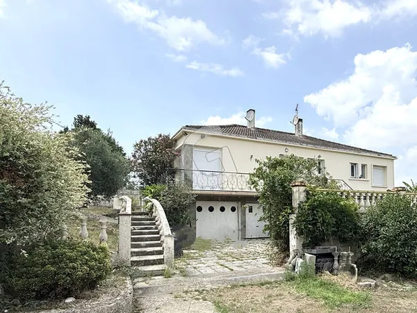 MAISON - 6 PIECES - 121 M² - A VENDRE - MOUTIERS LES MAUXFAITS 
