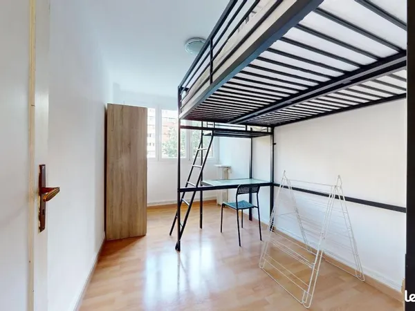 Chambre 5 pièces 65 m² 