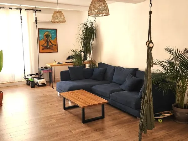Maison rénovée avec terrasse, grand garage et studio locatif en option 