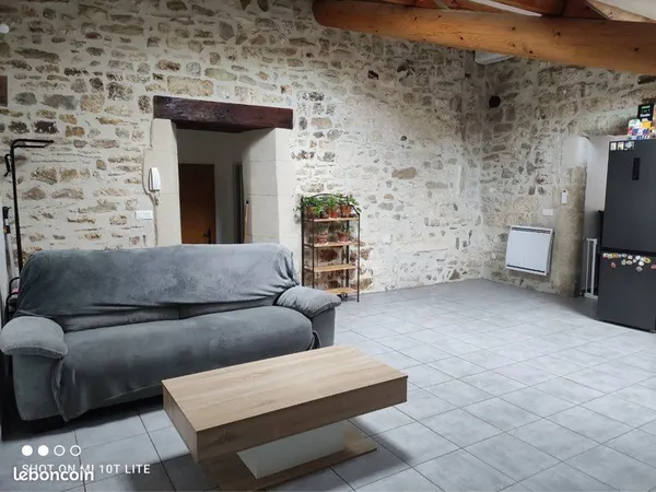 Appartement 2 chambres 2eme étage centre village 