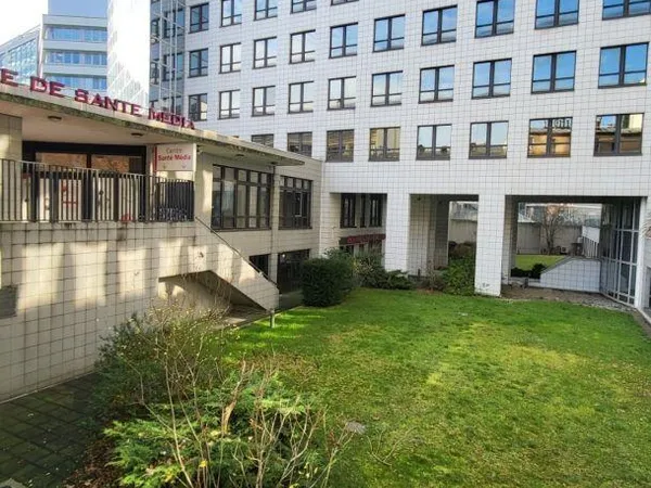 Local commercial 3 pièces 875 m² 