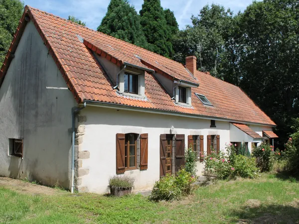 St Palais Maison spacieuse sur 1612 m2 dans le village. 