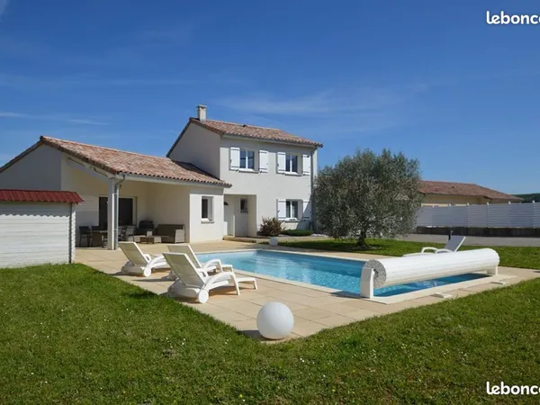 Villa 5 chambres 137 m2, double garage, piscine, jardin 1330 m2 