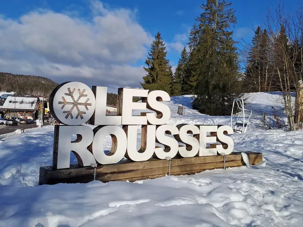 LES ROUSSES : Terrain constructible viabilisé 