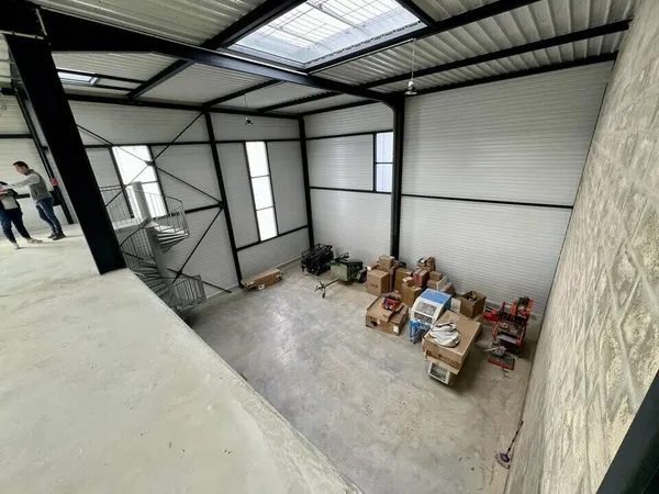 Local d'activité 241 m² 