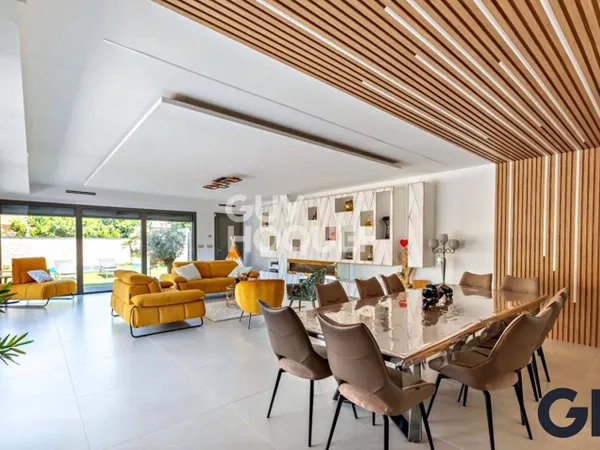 Maison 11 pièces 381 m² 
