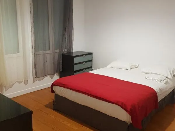Loue chambre equipee et salle de bain privative 