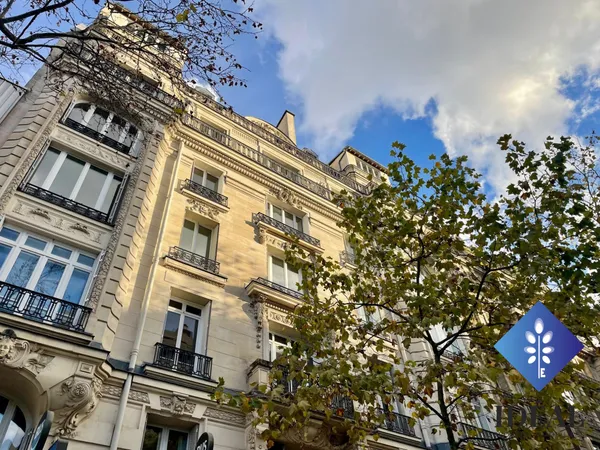 5 pièces / 4 chambres immeuble ancien avec balcon 