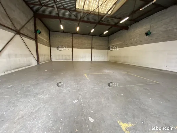 Local d'activité 379 m² 