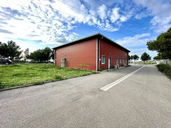 Local professionnel 240 m² 