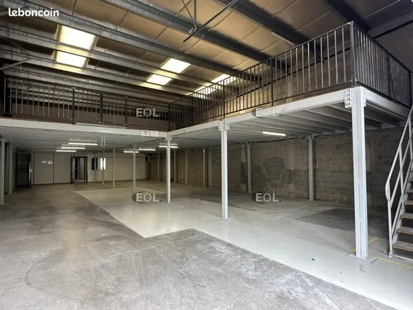 Local d'activité 568 m² 