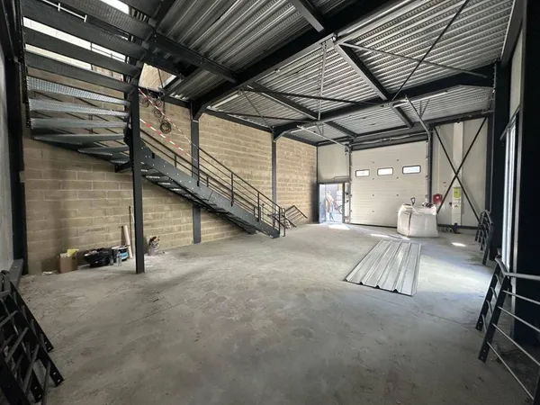 Local d'activité 4728 m² 