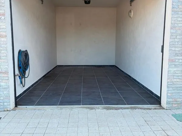 Local 18m2 garage box fermé eau électricité carrelage au sol, eau, électricité et portail 