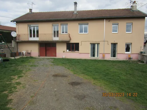 Appartement dans une maison a louer 