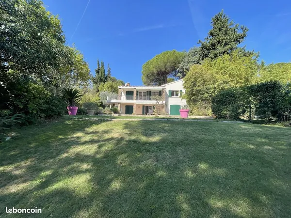 Propriété 10 pièces 280 m² 